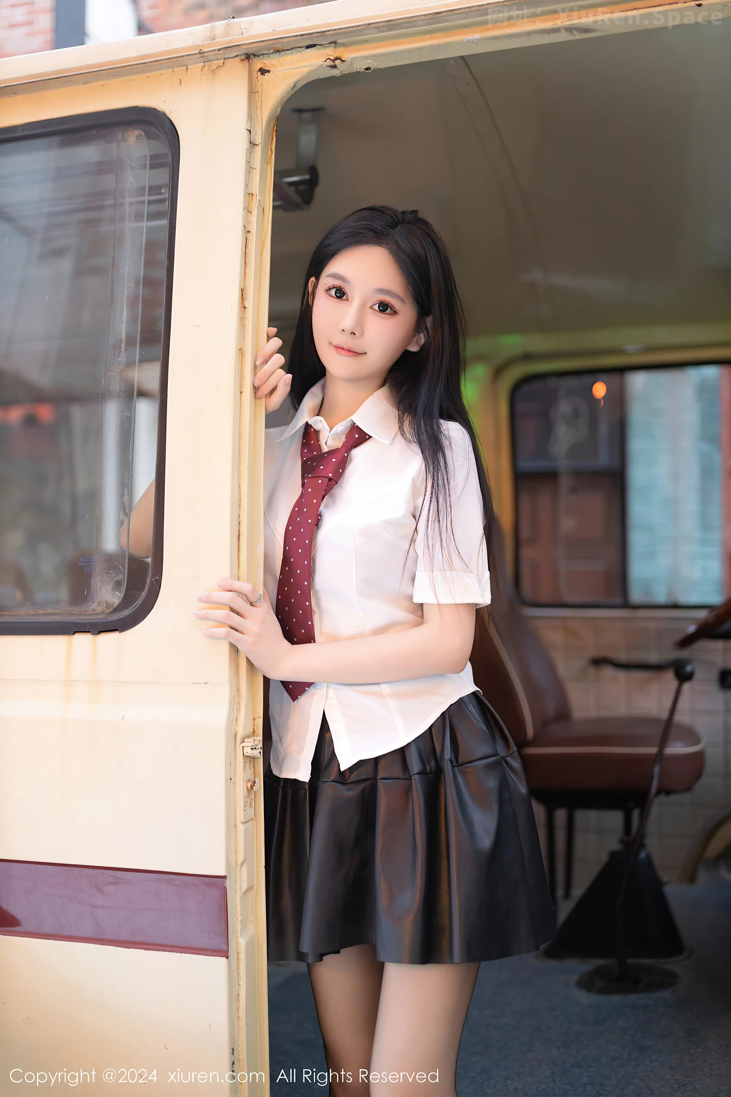 图片[6]-[XiuRen秀人网]VOL.7957 模特幼幼性感学妹装扮红色蕾丝内衣配破烂黑丝秀美腿诱惑写真80P-秀人网官方网站